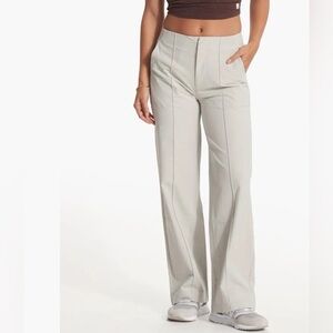 Vuori meta wide leg pant in size small short